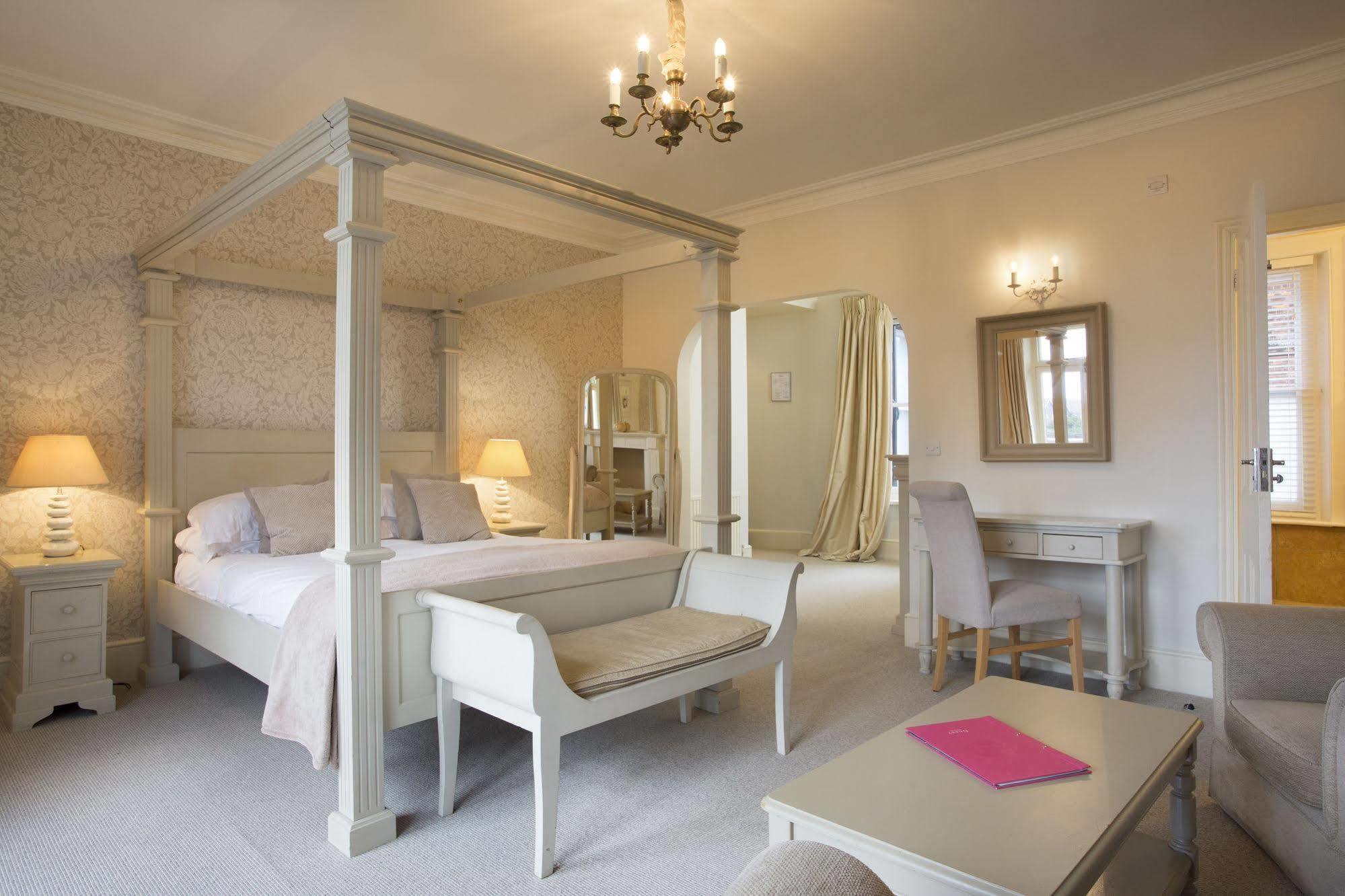 The Bell Hotel サンドウィッチ エクステリア 写真