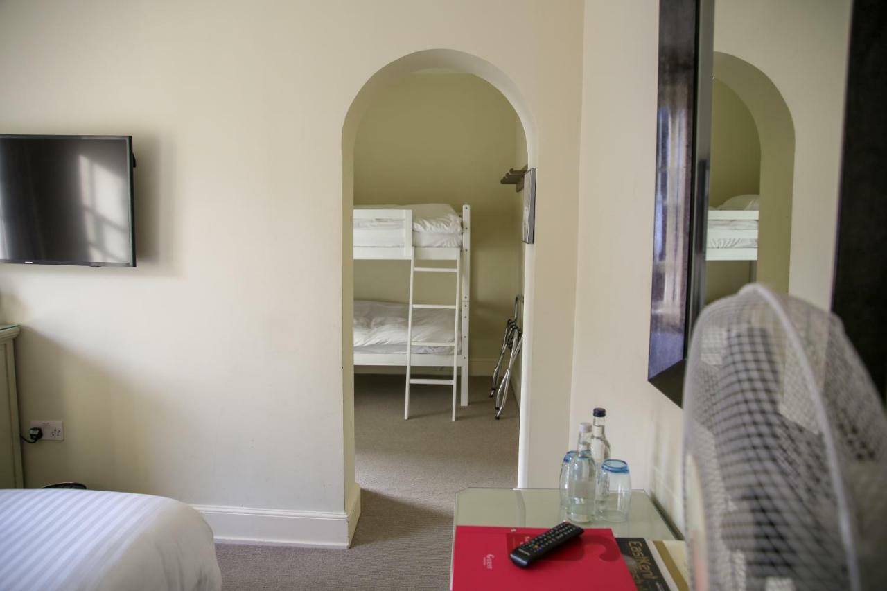 The Bell Hotel サンドウィッチ エクステリア 写真